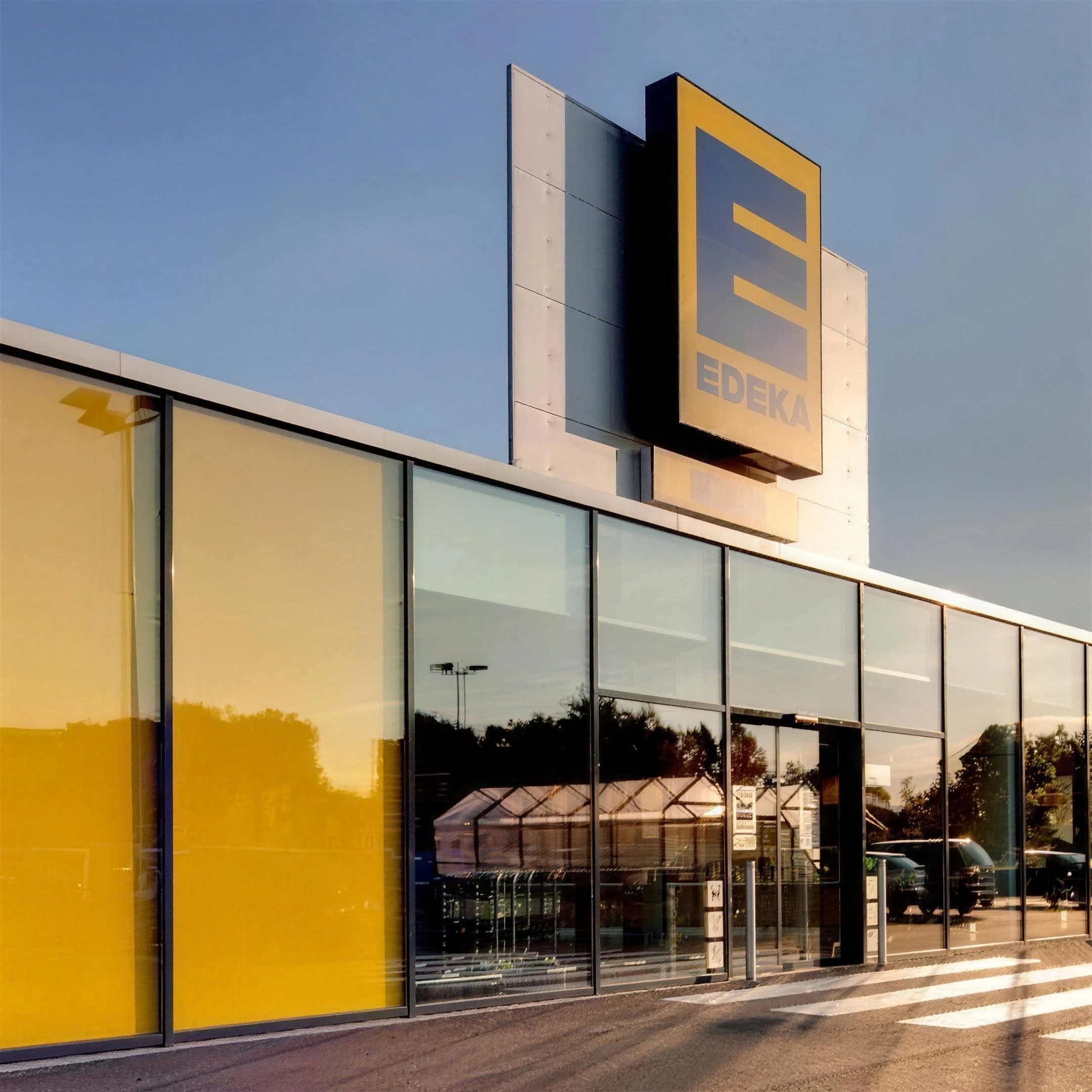 Blick in die Regalgänge eines Edeka-Markts