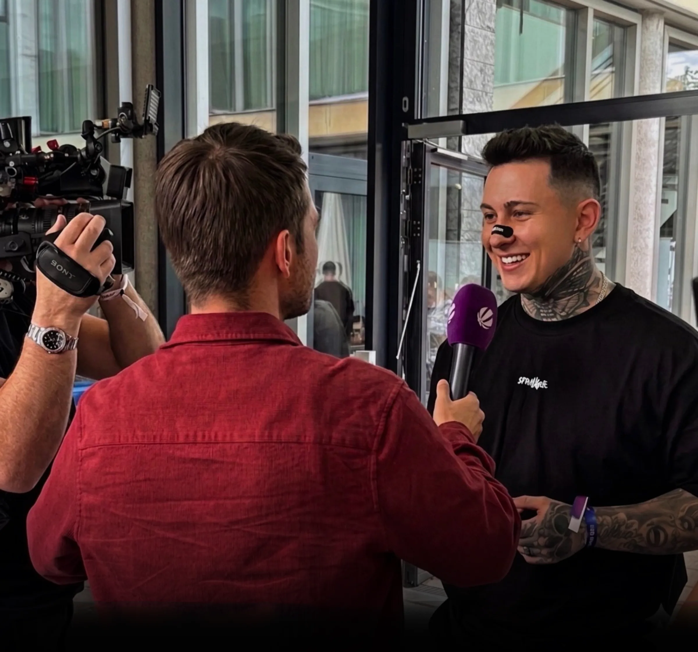 Interview vor laufender Kamera mit Mikrofon